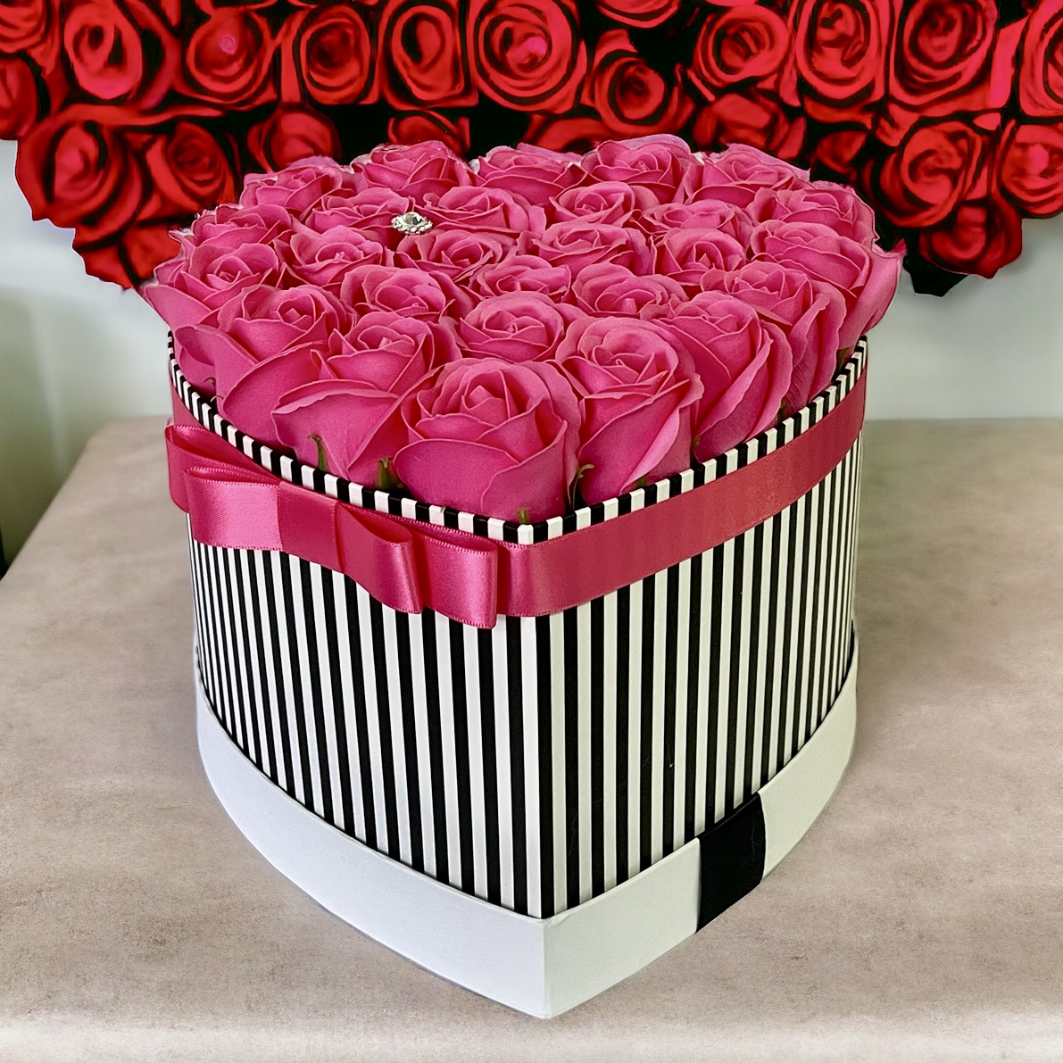 Tmavoružové ruže v elegantnom flower boxe