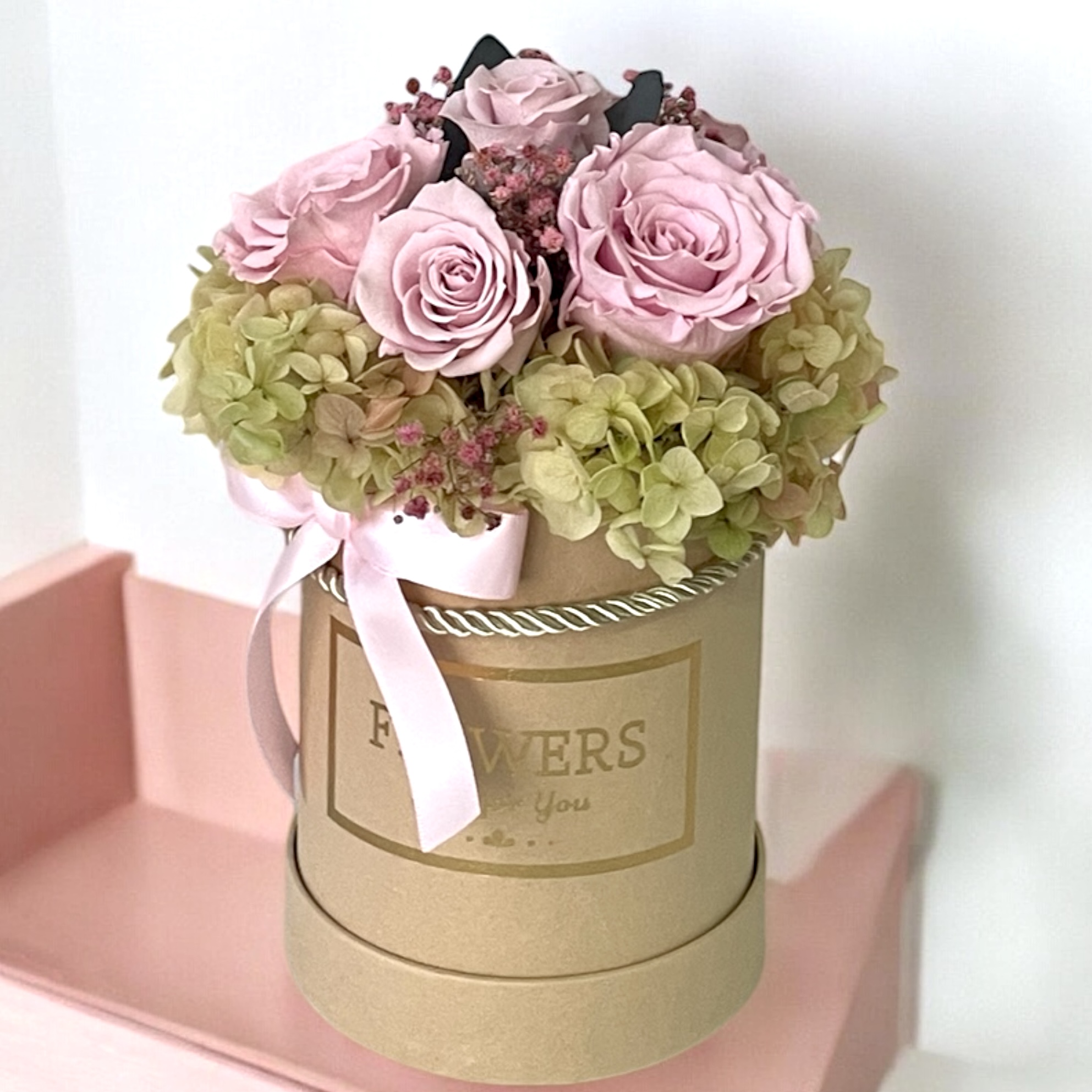 Kytica prírodných trvácnych ruží a hortenzií v krémovom flower boxe