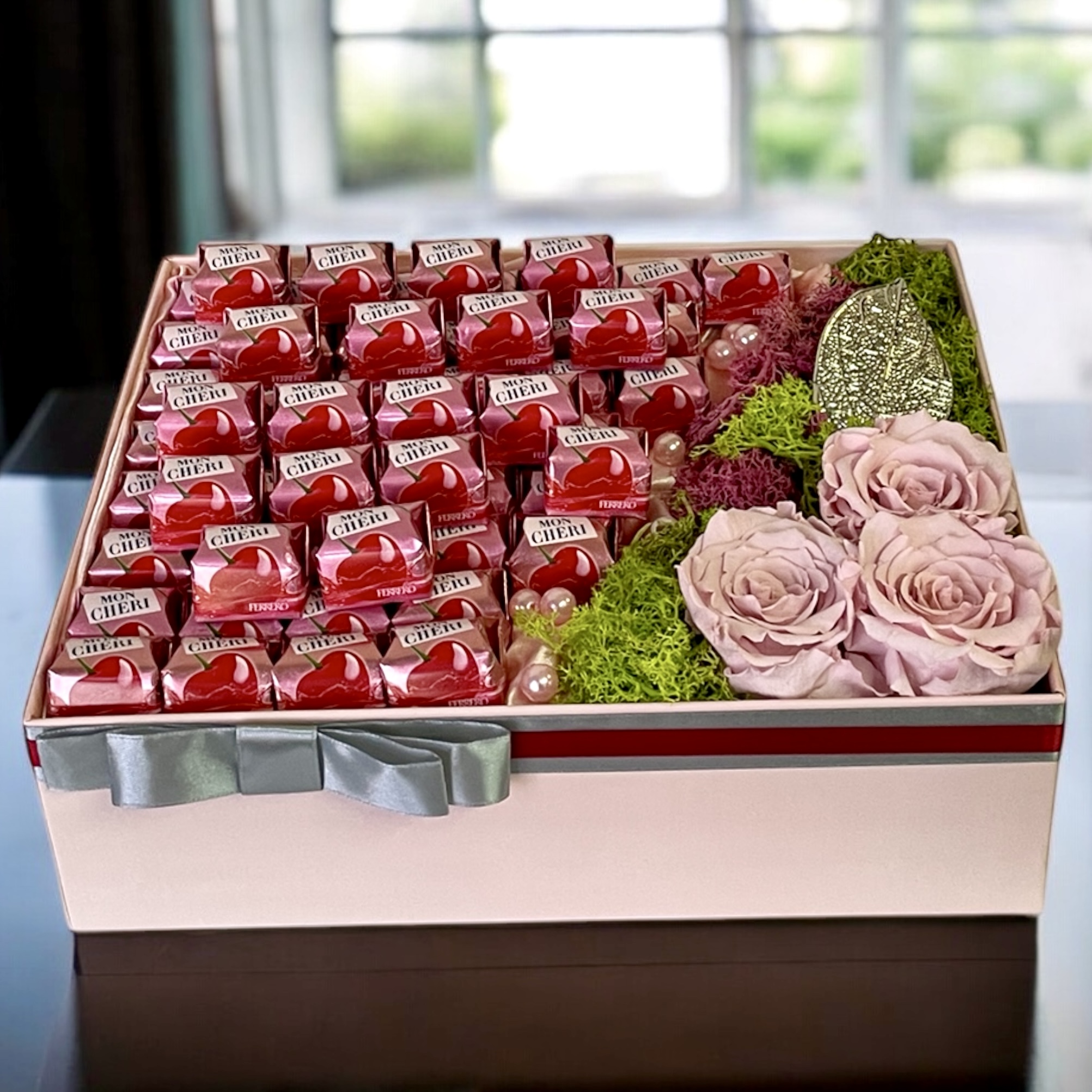 Luxusný darčekový box s veľkými trvácnymi ružami, machom a pralinkami 