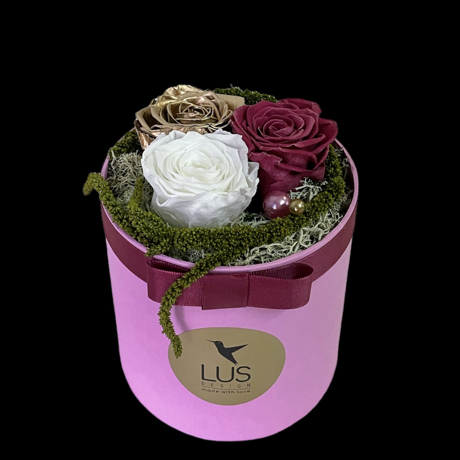 Trvácna kvetinová dekorácia vo fialovom flower boxe