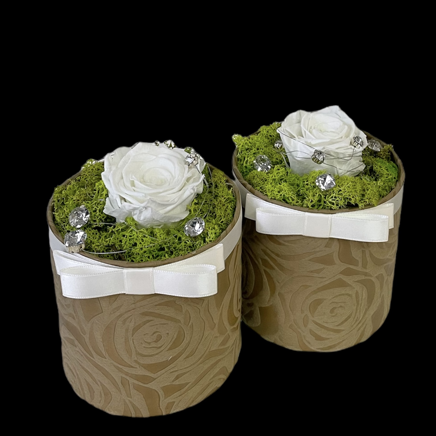 Prírodná dekorácia s bielou trvácnou ružou v hnedom flower boxe