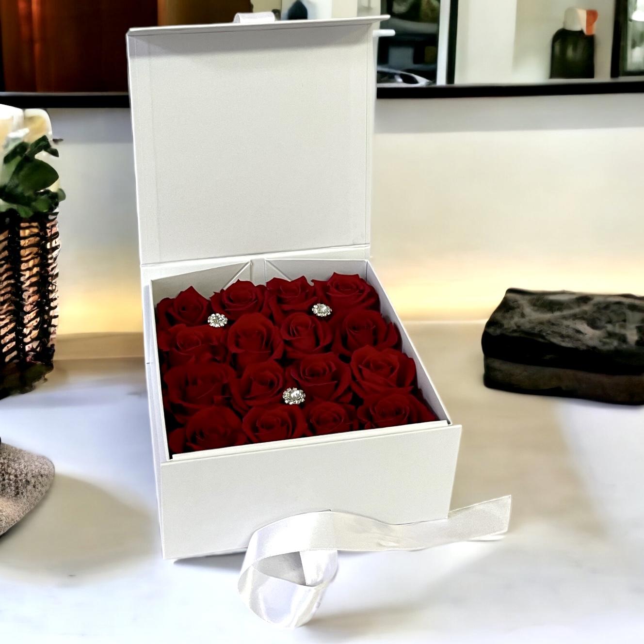 Luxusný biely box so 16 trvácnymi červenými ružami