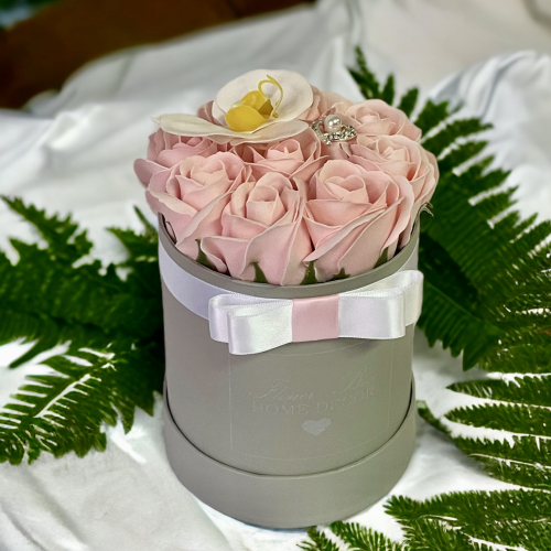 Sivý box s orchideou a svetloružovými ružami Labelle