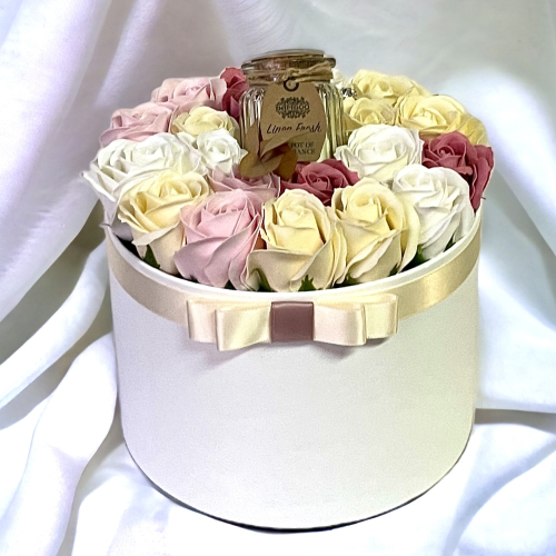 Elegantný biely flower box s jemnými ružami a sójovou sviečkou