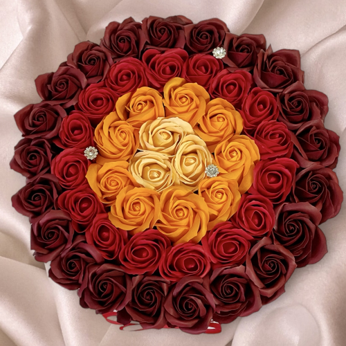Veľký luxusný kvetinový box s farebnými ružami