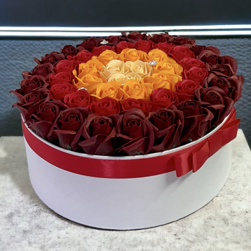 Veľký luxusný kvetinový box s farebnými ružami