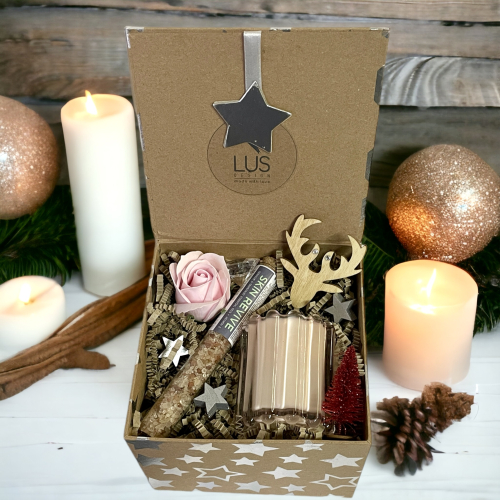 Vianočná krabička so soľou do kúpeľa, elegantnou sviečkou a ružou
