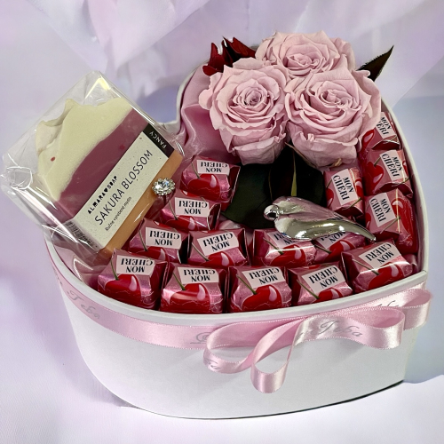 Romantický darčekový box s ružami, pralinkami, srdcom a mydlom
