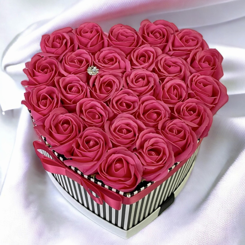 Tmavoružové ruže v elegantnom flower boxe