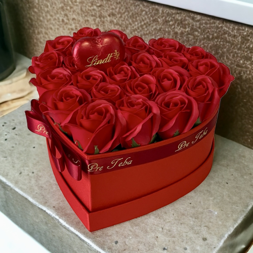 Kvetinové srdce s červenými ružami a čokoládovým srdcom Lindt