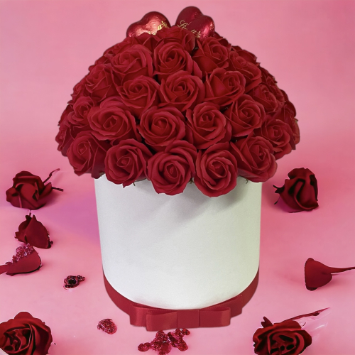Veľký kvetinový box s červenými ružami a čokoládovými srdcami Lindt