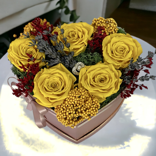 Luxusné kvetinové srdce s farebnou trvácnou kyticou