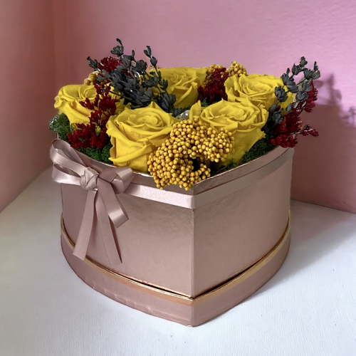 Luxusné kvetinové srdce s farebnou trvácnou kyticou