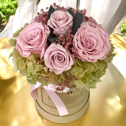 Kytica prírodných trvácnych ruží a hortenzií v krémovom flower boxe