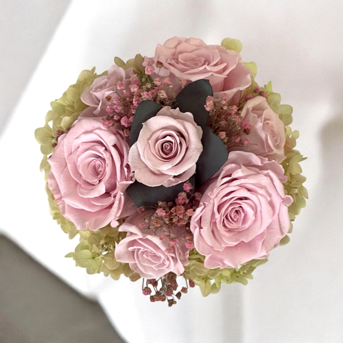 Kytica prírodných trvácnych ruží a hortenzií v krémovom flower boxe