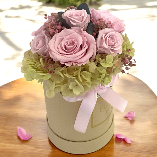 Kytica prírodných trvácnych ruží a hortenzií v krémovom flower boxe