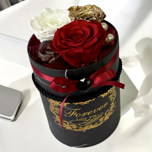 Vysoký čierno-zlatý flower box so stabilizovanými ružami