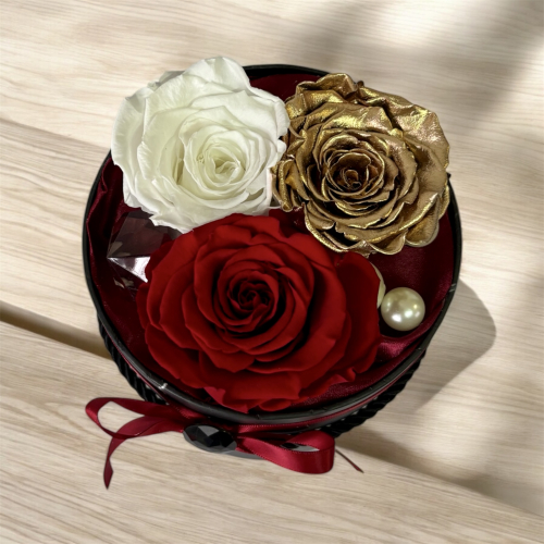 Vysoký čierno-zlatý flower box so stabilizovanými ružami