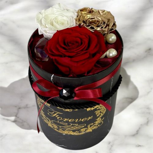 Vysoký čierno-zlatý flower box so stabilizovanými ružami