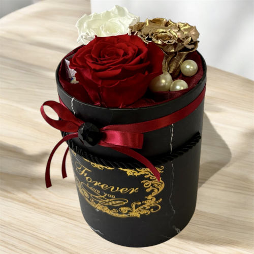 Vysoký čierno-zlatý flower box so stabilizovanými ružami