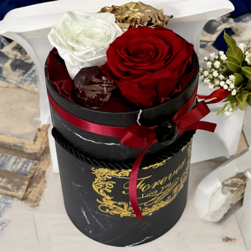 Vysoký čierno-zlatý flower box so stabilizovanými ružami