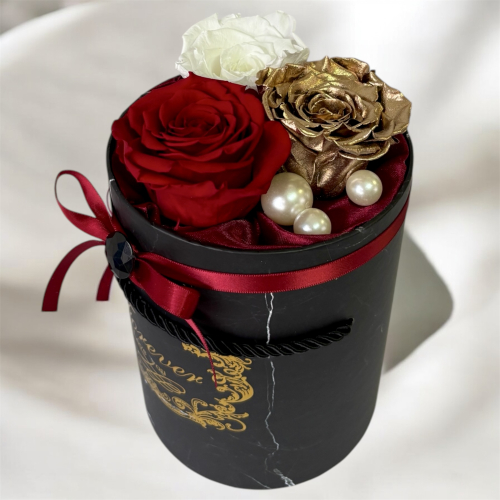 Vysoký čierno-zlatý flower box so stabilizovanými ružami