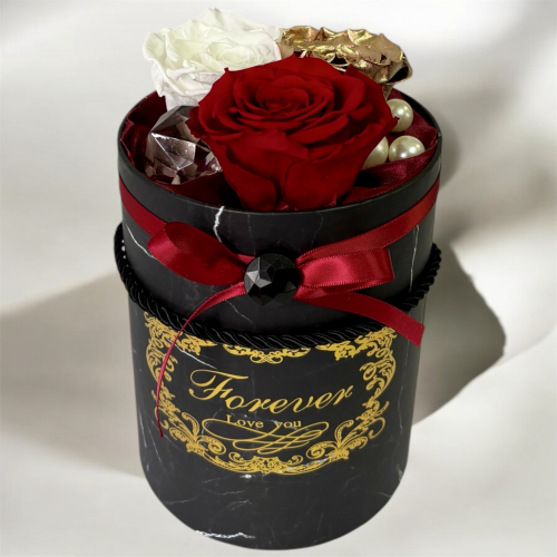 Vysoký čierno-zlatý flower box so stabilizovanými ružami