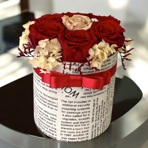 Trvácna kytica ruží a hortenzií v boxe s potlačou novín