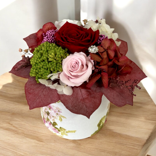 Kytica farebných trvácnych kvetov v malom flower boxe