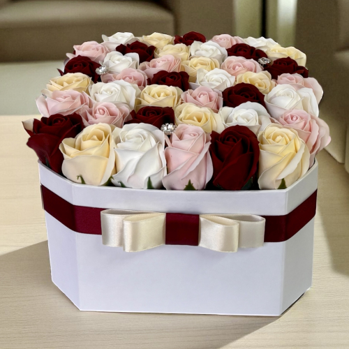 Luxusný hranatý box s ružami Maribelle