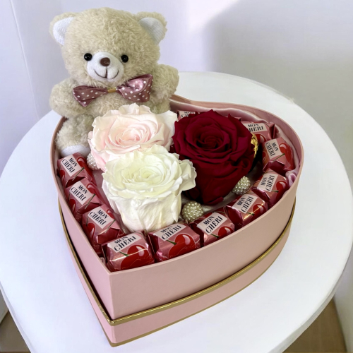 Kvetinové srdce s trvácnymi ružami, pralinkami a macíkom