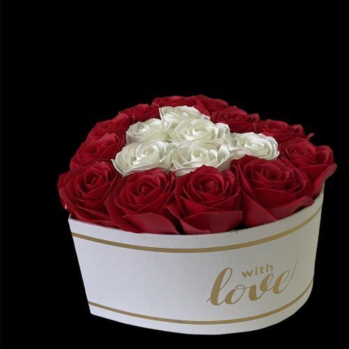 Biely otvárací box v tvare srdca s veľkými červenými a bielymi ružami