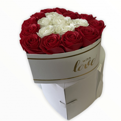 Biely otvárací box v tvare srdca s veľkými červenými a bielymi ružami