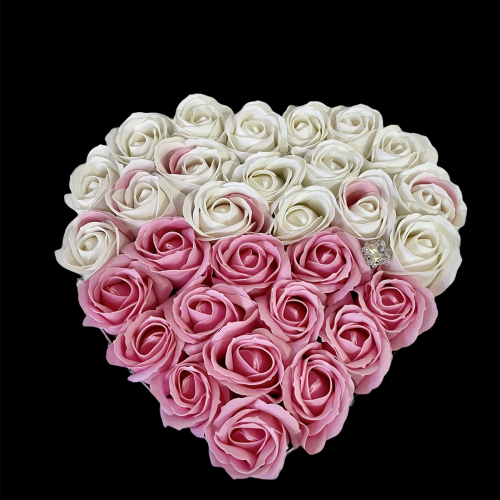 Biely otvárací box v tvare srdca s ružovými ružami
