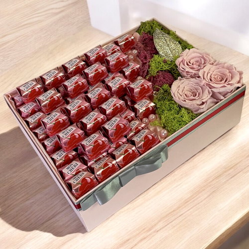 Luxusný darčekový box s veľkými trvácnymi ružami, machom a pralinkami 