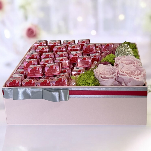 Luxusný darčekový box s veľkými trvácnymi ružami, machom a pralinkami 