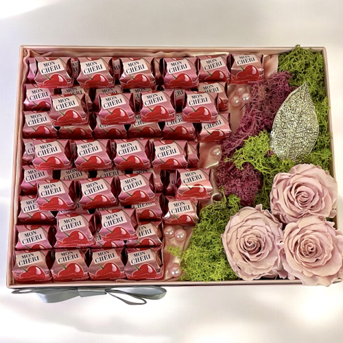 Luxusný darčekový box s veľkými trvácnymi ružami, machom a pralinkami 