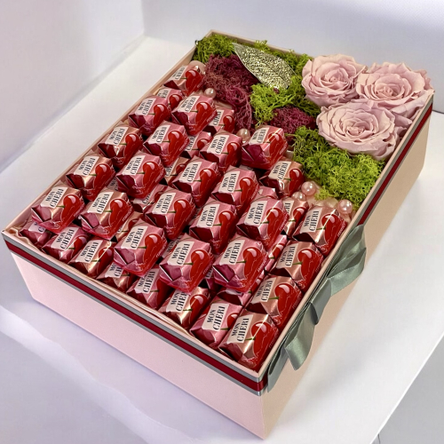 Luxusný darčekový box s veľkými trvácnymi ružami, machom a pralinkami 