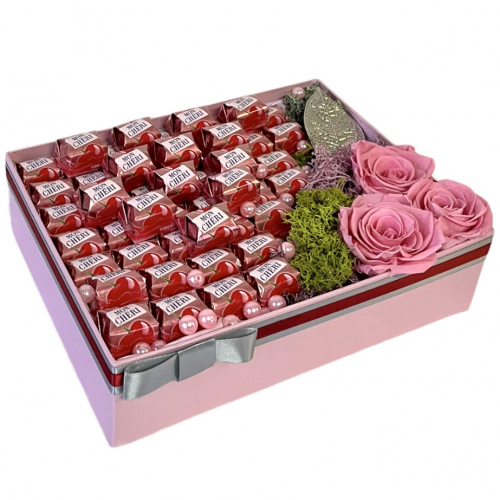 Luxusný darčekový box s veľkými trvácnymi ružami, machom a pralinkami 