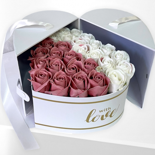 Biely otvárací box v tvare srdca so staroružovými ružami