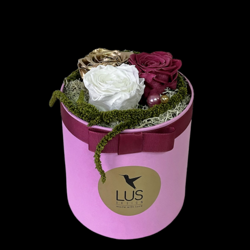 Trvácna kvetinová dekorácia vo fialovom flower boxe