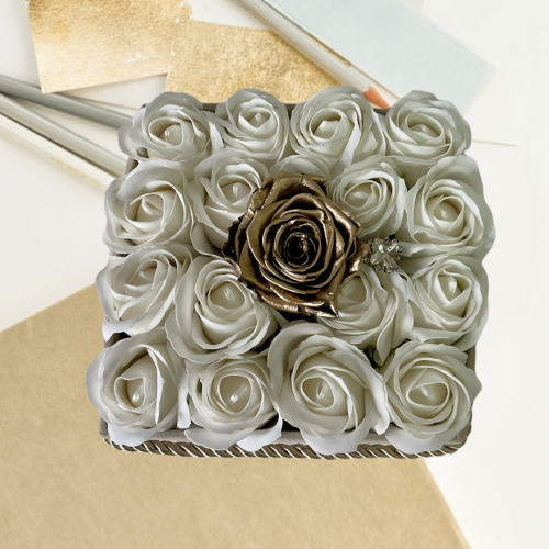 Krémový flower box so zlatou ružou Paris