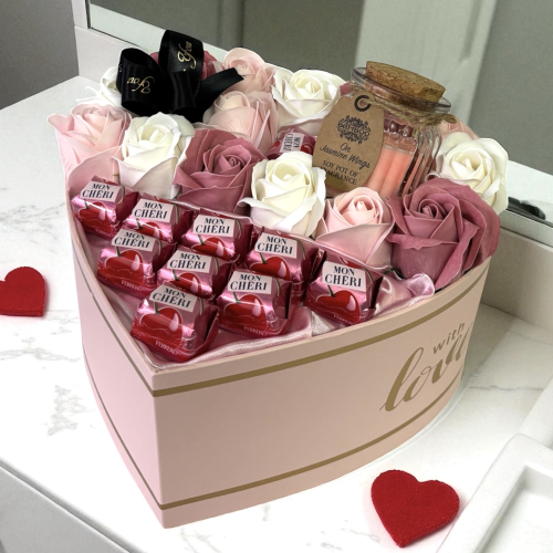 Darčekový box so sviečkou a pralinkami Lovely Day