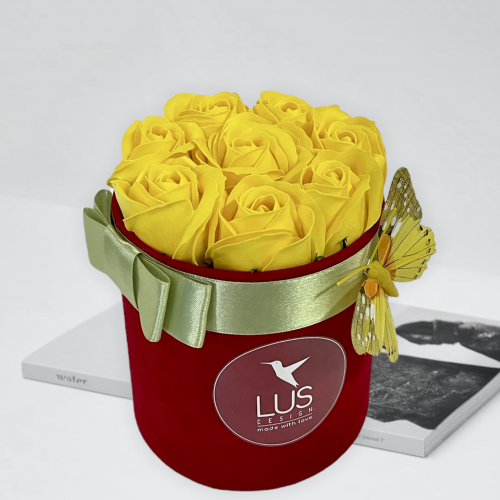 Červený sametový box so žltými ružami a veľkým motýľom Zia