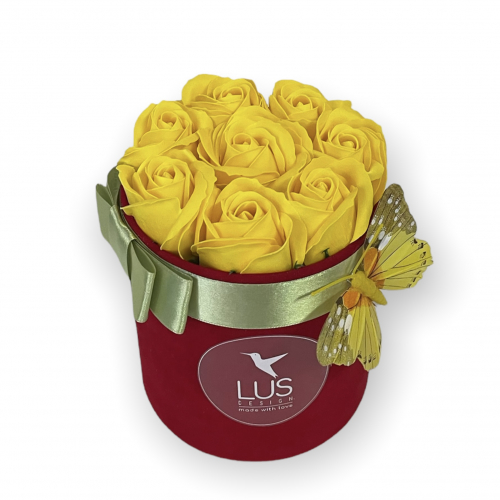 Červený sametový box so žltými ružami a veľkým motýľom Zia