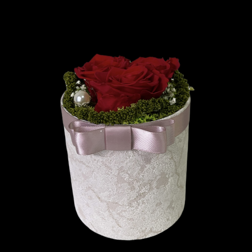 Prírodná dekorácia s červenými ružami v elegantnom flower boxe