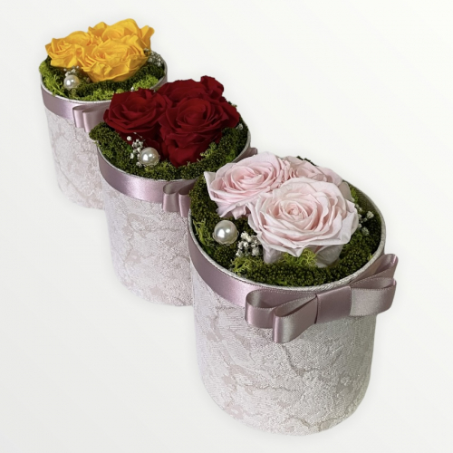 Prírodná dekorácia s červenými ružami v elegantnom flower boxe
