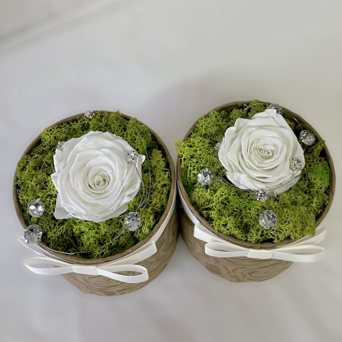 Prírodná dekorácia s bielou trvácnou ružou v hnedom flower boxe