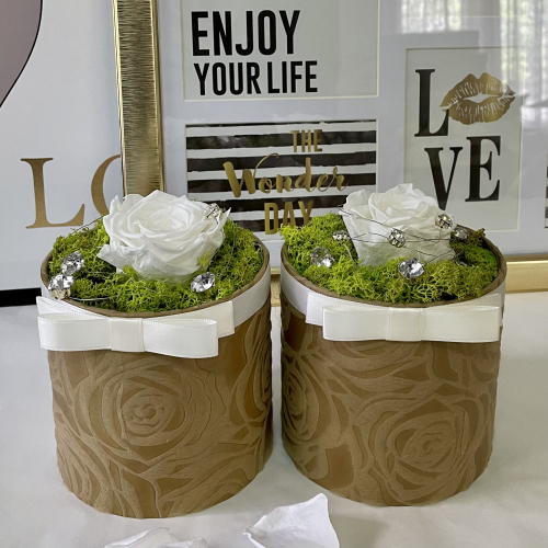 Prírodná dekorácia s bielou trvácnou ružou v hnedom flower boxe