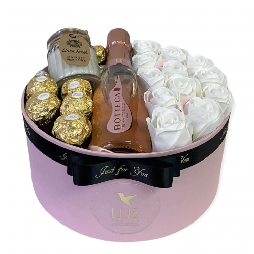 Elegantný darčekový box s proseccom, pralinkami a sviečkou